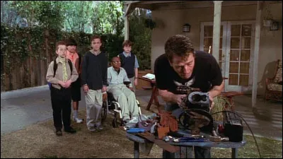 De quels animaux Hal se retrouve-t-il couvert à cause d'un robot tueur ?