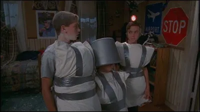 De quelle couleur est la robe que Loïs retrouve brûlée au fond des toilettes ?