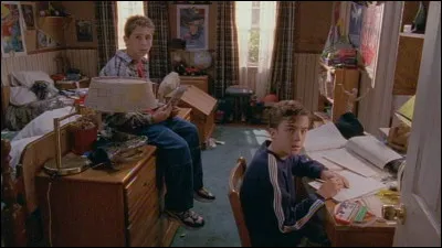 Pour découvrir qui a brûlé cette fameuse robe, Loïs adopte plusieurs stratagèmes. Lequel n'en fait pas partie ?