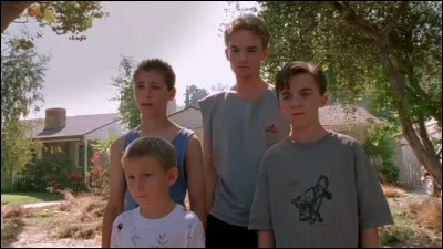 À quel endroit du corps Malcolm se blesse-t-il lors du week-end où les garçons sont gardés par Francis ?