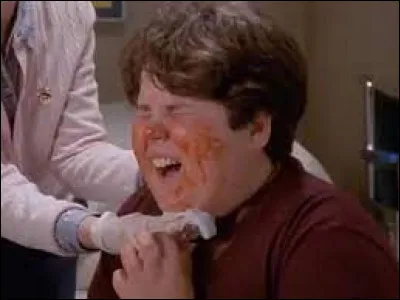 Comment s'appelle le petit garçon à qui Malcolm casse la figure à l'école ?