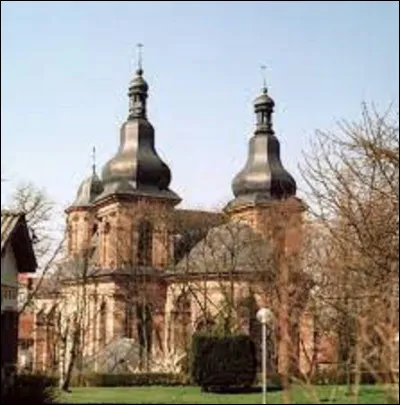 Je continue mon p&eacute;riple en allant &agrave; la rencontre de Ml54. Passionn&eacute; de g&eacute;ographie et de sa r&eacute;gion, il me conseille d'aller visiter l'abbatiale Saint-Nabord de Saint-Avold, dont la construction a commenc&eacute; au XIe si&egrave;cle, pour se terminer en 1790. Dans quel d&eacute;partement du Grand-Est se situe cet &eacute;difice ?