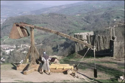 Quelle est l'utilité de cet engin militaire du Moyen Âge nommé "couillard" ?