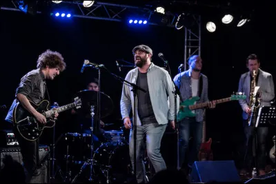 Comment se nomme le chanteur de Same Player Shoot Again ?