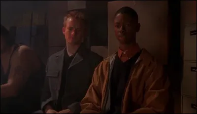 Où Francis conduit-il son ami Finley pour le remettre d'une déception amoureuse, ce qui va les emmener au poste de police ?