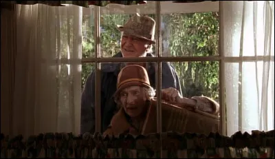 Victor et Ida, les parents de Loïs sont en visite dans la famille. Qu'est-ce qu'ils proposent de payer pour soulager les dépenses de la famille ?