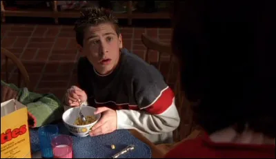 Avec quel insecte Dewey noue-t-il une relation au point de l'appeler Tony ?