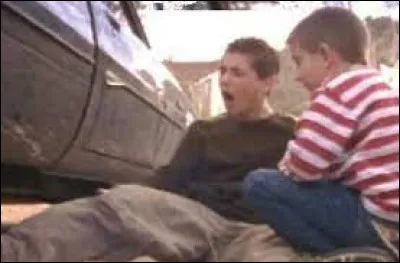 Qu'est-ce que trouvent les garçons, et qui provoque la cassure de la jambe de Reese ?