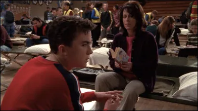 Qu'est-ce que Hal jette sur la voie ferrée provoquant un nuage de fumée toxique et l'évacuation de la ville ?