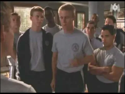 Qu'est-ce que Francis avale par centaines pour gagner un défi ?