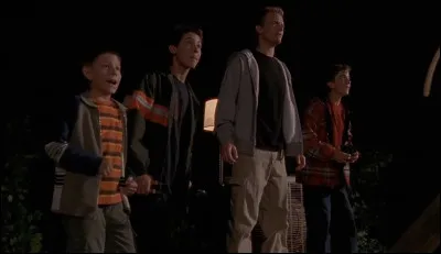 Qui, Francis, Malcolm, Reese et Deway visent-il avec des projectiles remplis d'immondices ?