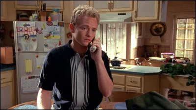 Francis, sachant sa famille en vacances, décide de squatter la maison. Mais celle-ci est déjà squattée... 
Mais par qui ?