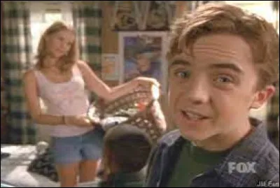 Loïs et Hal passent deux jours loin de la maison et engagent une baby-sitter. Comment s'appelle-t-elle ?