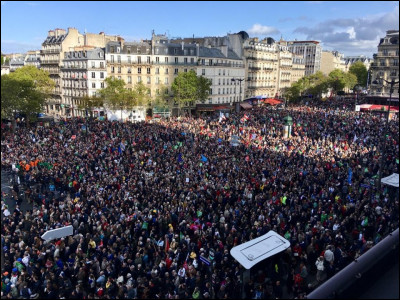 Aimes-tu quand il y a beaucoup de monde autour de toi ?