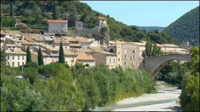 Laquelle parmi ces trois villes a comme spécialités l'olive et l'huile d'olive ?