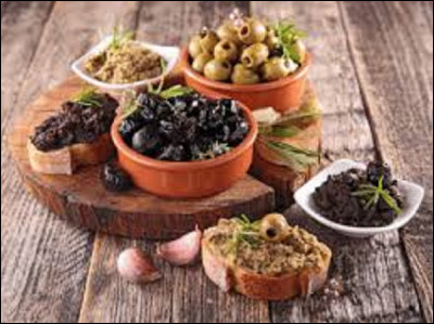 Quel est le nom de cette recette traditionnelle emblématique de la cuisine provençale, inventée en 1880 à Marseille, à base d'olives noires ou vertes, de câpres, de filets d'anchois... ?