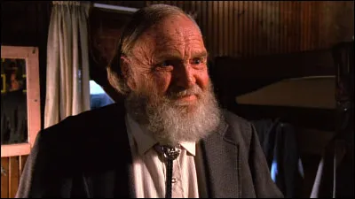 Quel objet devient indispensable à Francis et ses collègues alors même qu'ils sont piégés dans leur cabane à cause d'une tempête de neige ?