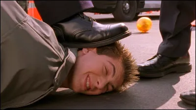 Dans quel lieu Reese prend-il en otage Jackie ?