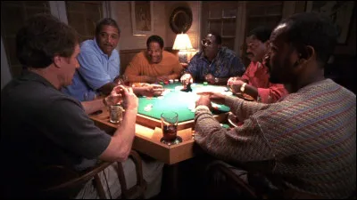 Que trouve Malcolm dans le sac à main d'une des filles présentes à la soirée poker ?