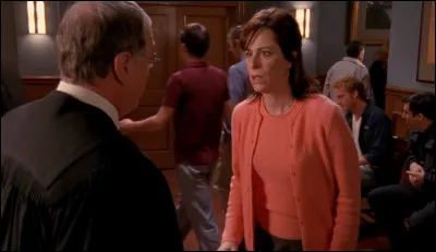 Loïs est convoquée pour être jurée. De quel délit est accusé le jeune accusé ?