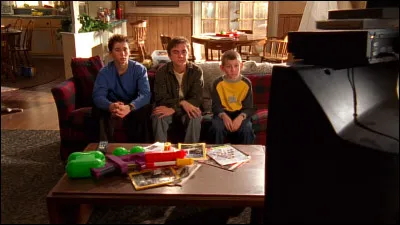 Qui fait fuire le cambrioleur qui pénètre dans la maison de famille ?