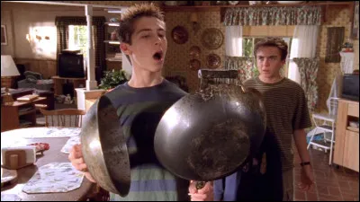 Afin de s'approprier la fête d'anniversaire de son nouvel ami, Dewey donne un mauvais thème de fête à la maman. Lequel est-il ?