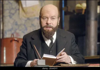 Dans cette pièce de théâtre, il tint le rôle d'un assassin notoire, alors vous avez intérêt à trouver le nom de l'acteur si vous ne voulez pas finir dans la chaudière !