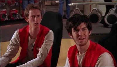 Hal est obligé de prendre un autre emploi. Dans quel genre de magasin trouve-t-il un petit job ?