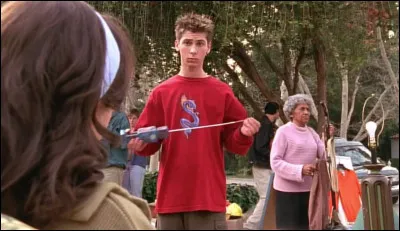 Durant le vide grenier, que découvre Malcolm coûtant une petite fortune ?