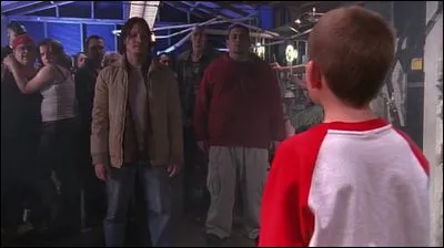 Qui règle le problème des squatters s'étant incrustés alors que Loïs et Hal sont partis en week-end ?