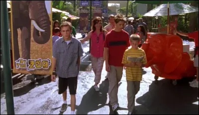 Dans l'enclos de quels animaux tombent Malcolm et Dewey ?