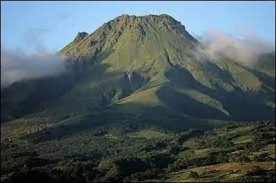 Géographie - Quelle région d'outre-mer française abrite la montagne Pelée ?