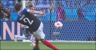 Football - Quelle phrase a été prononcée par Grégoire Margotton pendant le but de Benjamin Pavard, lors du match France - Argentine à la Coupe du monde de football 2018 ?