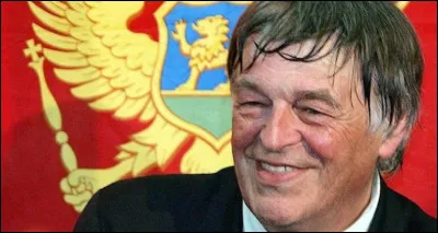 De quel pays, où la dynastie royale a été récemment réhabilitée, le prince Nikola est-il le prétendant au trône ?