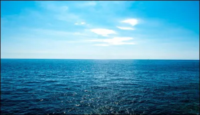 De quelle couleur est l'eau de la mer ?