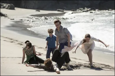 Dans quel film une fratrie cache-t-elle la mort de leur mère ?