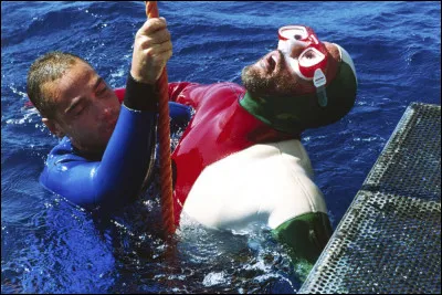 Dans quel film deux plongeurs s'affrontent-ils depuis l'enfance ?