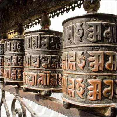 Comment appelle-t-on cet objet cultuel des bouddhistes tib&eacute;tains ?