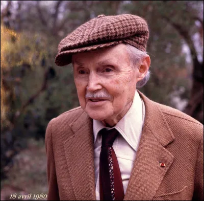 Maurice Genevoix a participé à l'écriture de la "Revue des Deux Mondes" fondée en 1829.