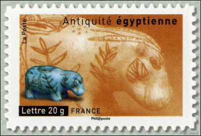 Voici une statuette égyptienne d'hippopotame curieusement décorée, non ?