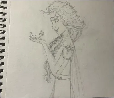 Quel animal a-t-elle dans sa main ?