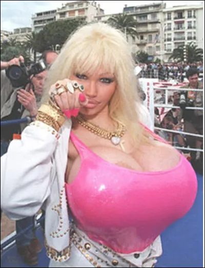 Qui est cette Lolo, star française du X et chanteuse, une bimbo à la poitrine démesurée, morte à 37 ans le 5 mars 2000 ?