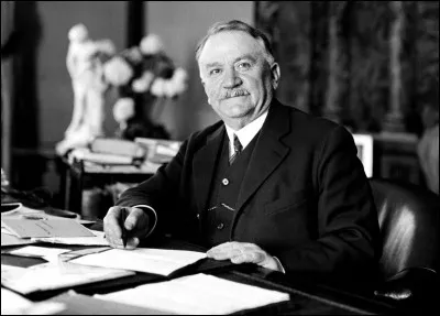 Quel est cet homme politique, qui après avoir été président de la République, est appelé comme président du Conseil dans une situation de crise de février 1934, à l'âge de 70 ans ?