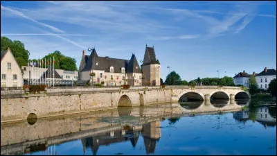 Dans quel département est située la commune de ''La Flèche'', sachant que le numéro du département est le 72 ?