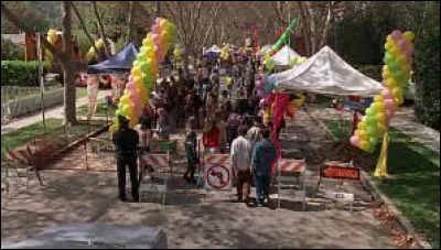 À quel concours participent Hal et Loïs lors de la fête des voisins ?