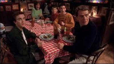 Quel restaurant Loïs décide-t-elle de boycotter car elle s'est rendu compte que le restaurateur l'arnaquait depuis des années ?