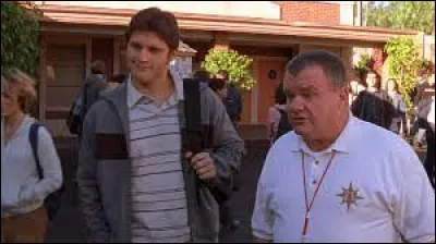 À quoi Malcolm doit-il aider ce joueur de foot ?