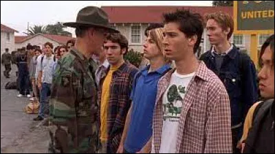 Pourquoi Reese part-il à l'armée ?