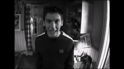 Malcolm doit filmer son frère pour un exposé. Où est caché sa caméra ?