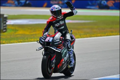 En juin 2022, qu'est-il arrivé au motard espagnol Aleix Esparago alors qu'il était deuxième du Grand Prix de Catalogne ?